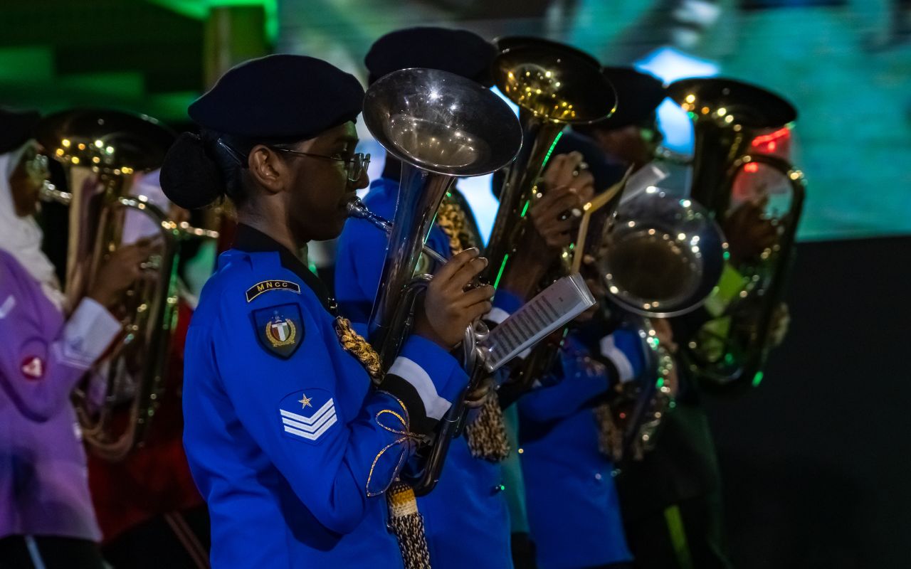 މިނިވަން ދުވަސް: ސިފައިންނާއި، ކެޑޭޓުންގެ ޝަރަފުގެ ހިނގާލުން