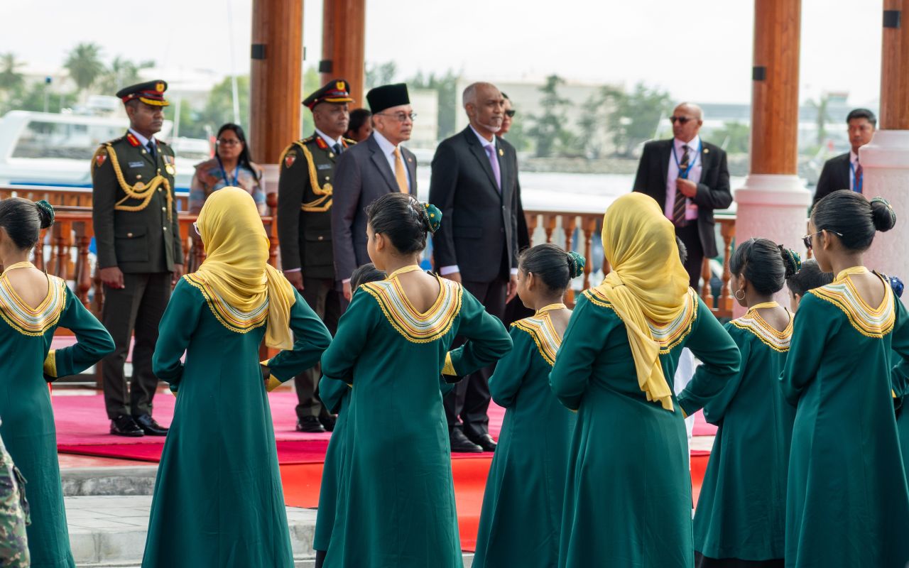 މެލޭޝިއާގެ ބޮޑުވަޒީރަށް ރަސްމީ އިއްޒަތުގައި މަރުޙަބާ ދެންނެވުން