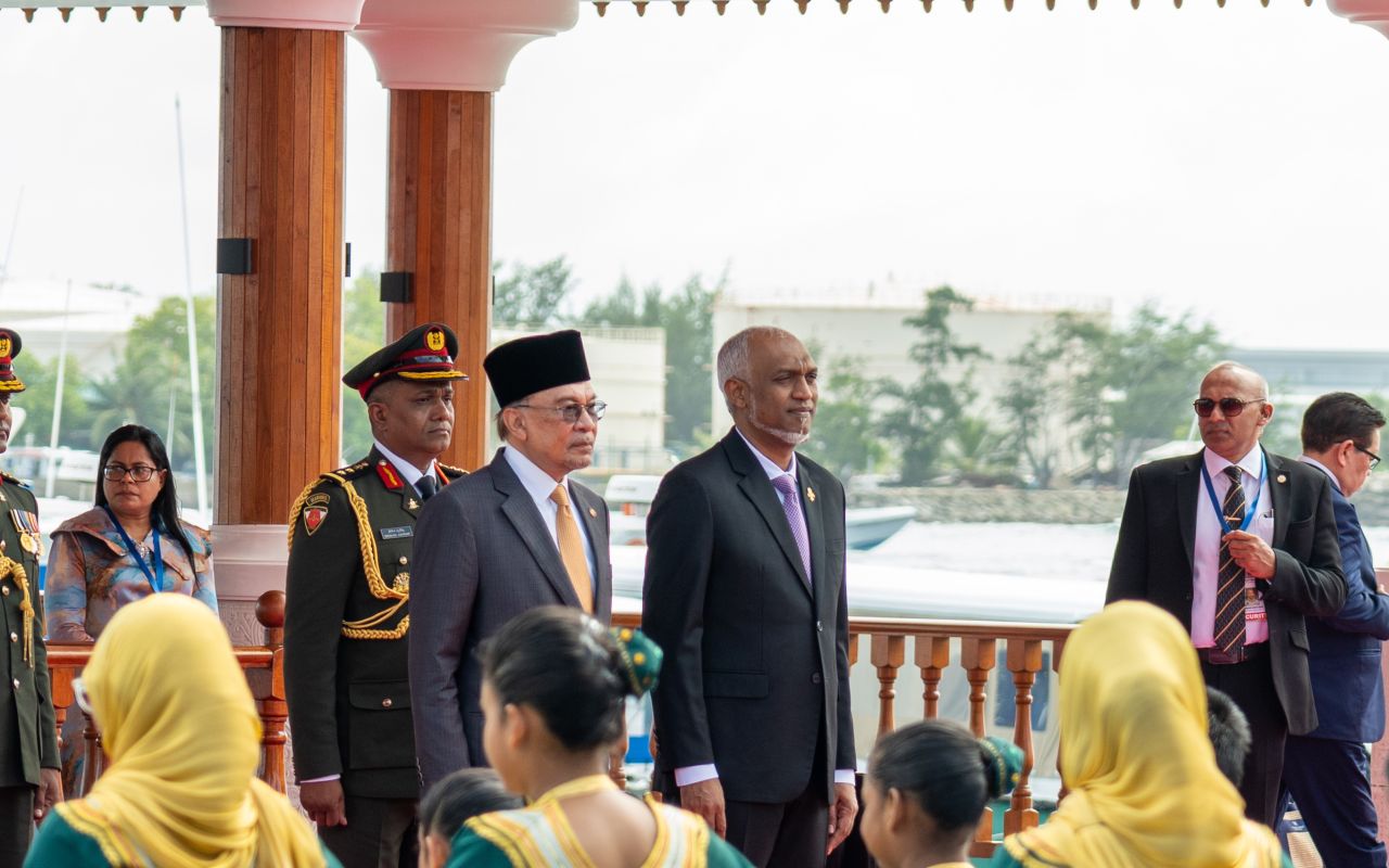 މެލޭޝިއާގެ ބޮޑުވަޒީރަށް ރަސްމީ އިއްޒަތުގައި މަރުޙަބާ ދެންނެވުން