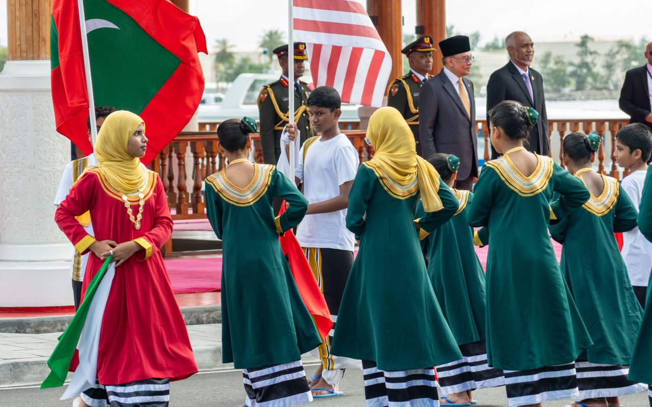 މެލޭޝިއާގެ ބޮޑުވަޒީރަށް ރަސްމީ އިއްޒަތުގައި މަރުޙަބާ ދެންނެވުން