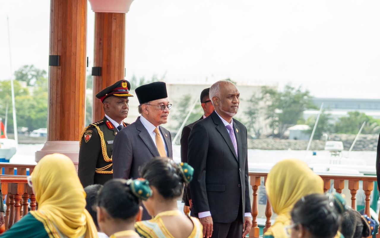 މެލޭޝިއާގެ ބޮޑުވަޒީރަށް ރަސްމީ އިއްޒަތުގައި މަރުޙަބާ ދެންނެވުން