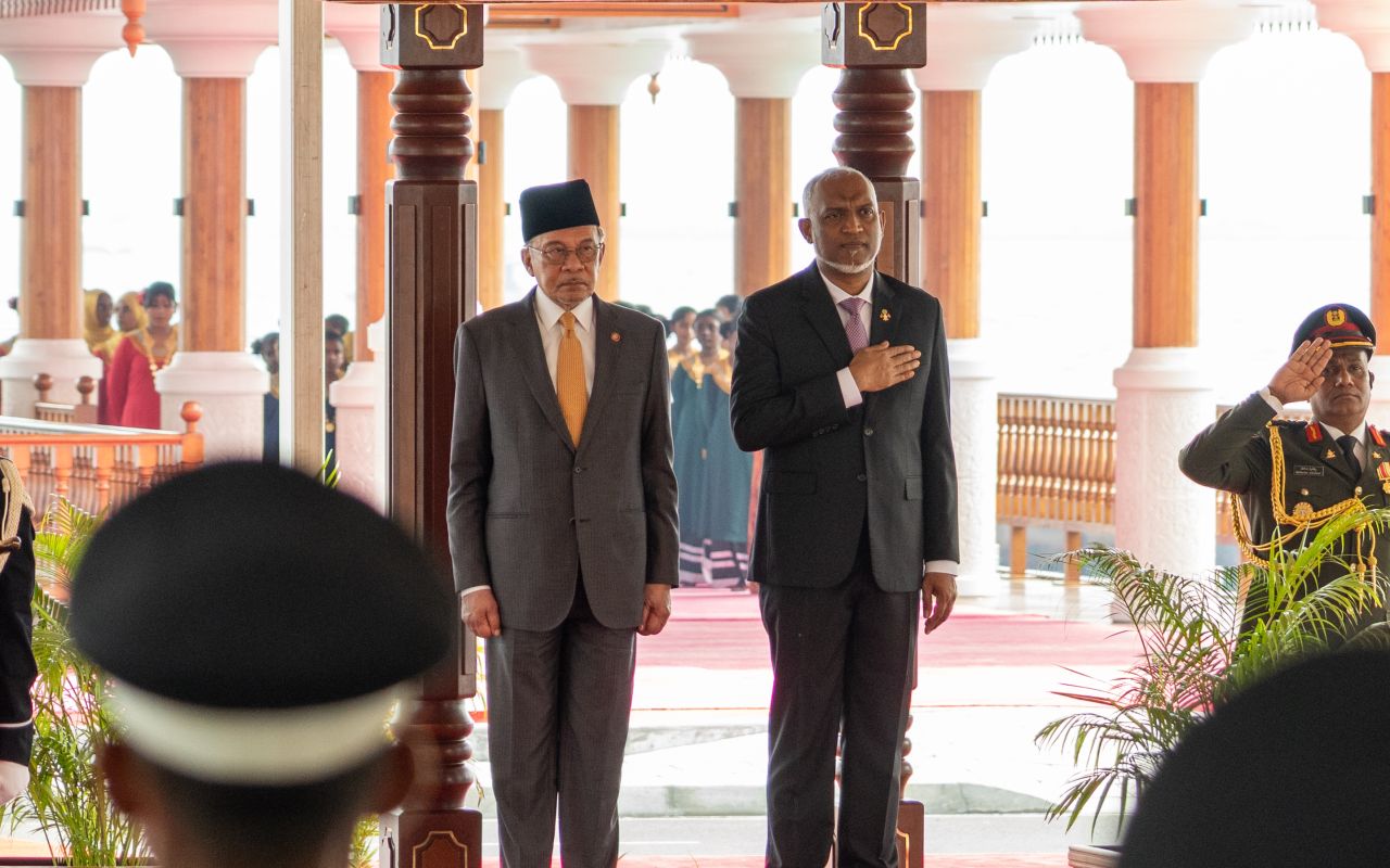 މެލޭޝިއާގެ ބޮޑުވަޒީރަށް ރަސްމީ އިއްޒަތުގައި މަރުޙަބާ ދެންނެވުން