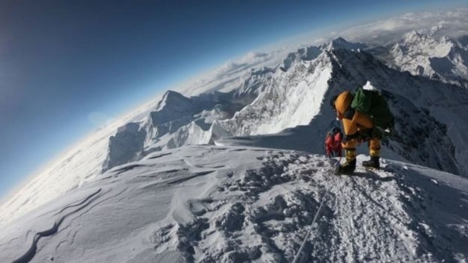Everest farubadha aa gulhigen China aai Nepal in furathama faharah eggalakah 