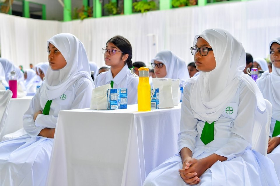 Maadhamaa in feshigen hurihaa school ehgai hendhunuge naasthaa dheyn fashanee