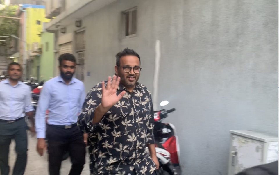 Adeeb hayyaru kohgen Dhoonidhoo ah gengosfi