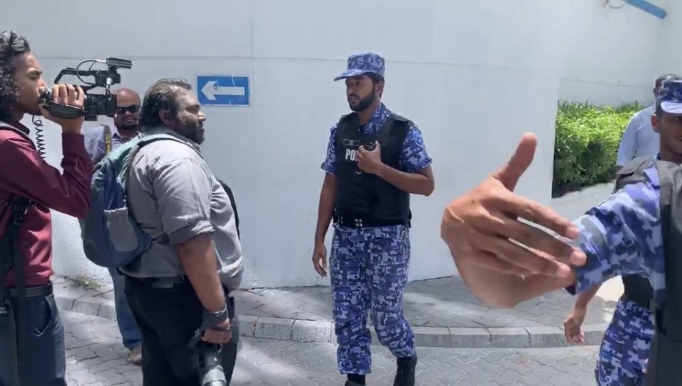 Adeeb ge photo aa video nagan ves huras alhanee!