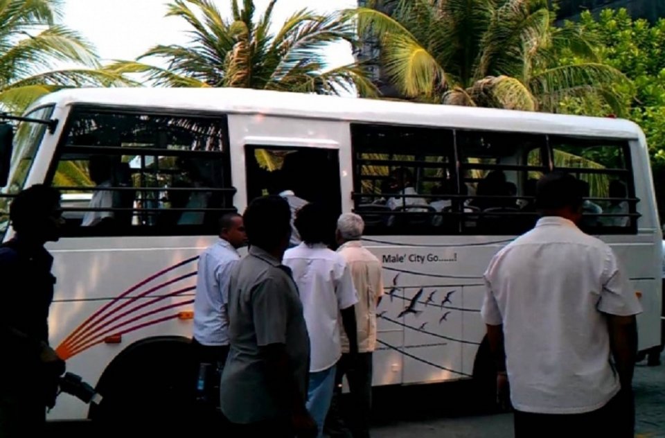 Male thereygai bus dhuvvan ninmmee corruption hingan: Taxi Association