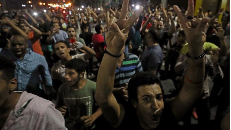 Sisi aa dhekolhah America aai Misrugai varugadha muzaharathakeh