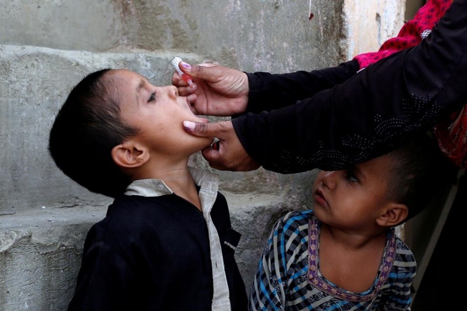 COVID-19 inn dhifauvumah polio vaccine eheevedheefane: thajuribakarun