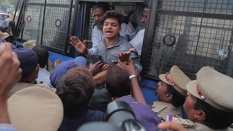 India: 'Olhigen' hayyaru kurevunu meehun 11 dhuvahah fahu minivankoffi 