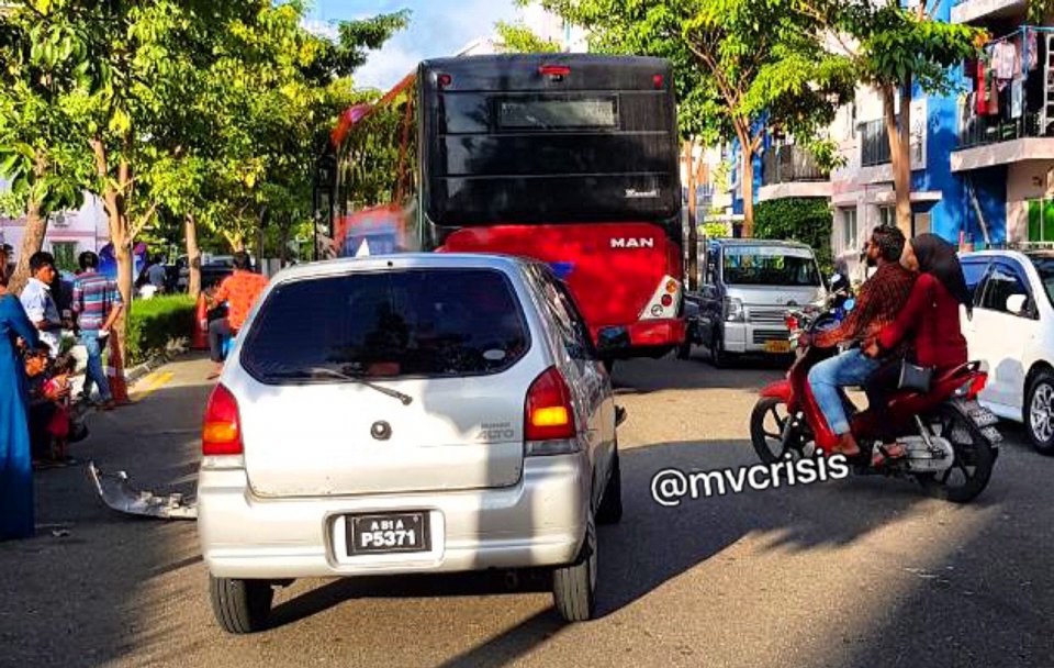 Hulhumale' gai Bus akaai Car eh jehi accidenteh hingaifi