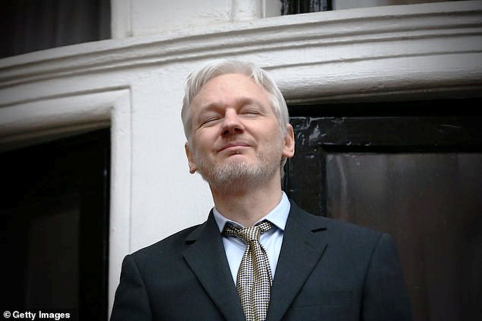Embassy gai huri iru Assange ah 2 kudhin viheinn: Stella