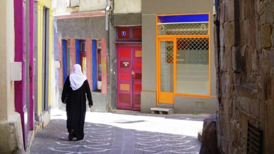 Muslimuna dhekolhah France in siyasathu harukashikoffi 
