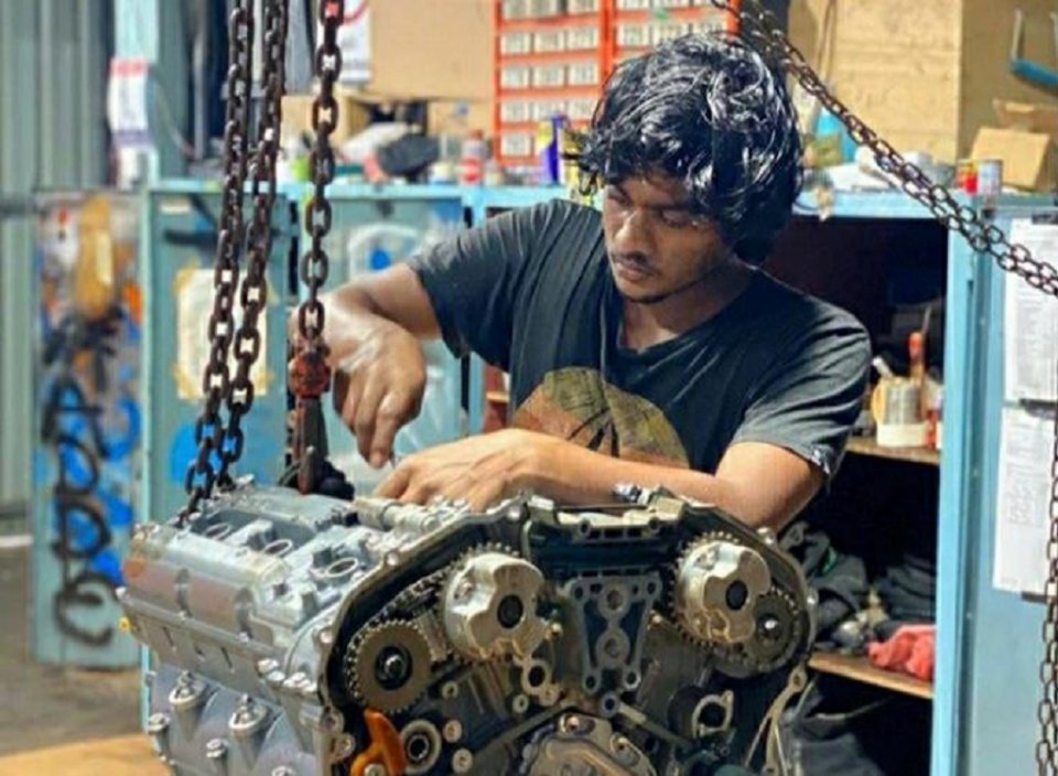 Auzam: Kudakuda motor aku  bodu engine aka hama ah dhathurukuri zuvaan engineer