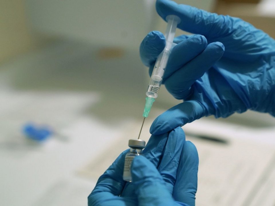 UK: Vaccine dhey marukazu ge muvazzafun thakeh COVID ah positive vejje