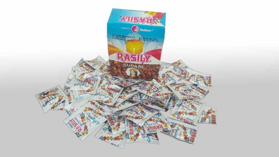Supari packetaai plastic holhi himeneyhen 13 baavatheh anna aharu manaavaane