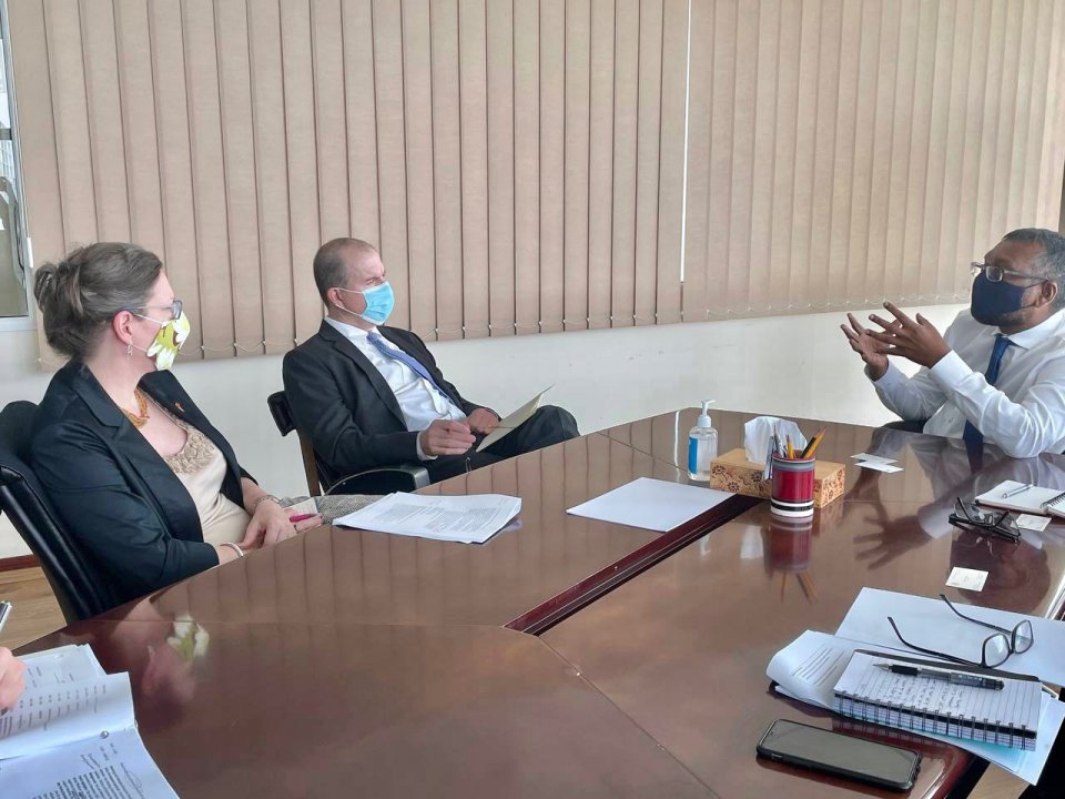 Visiting US Ambassador meets Economic Minister Fayyaz