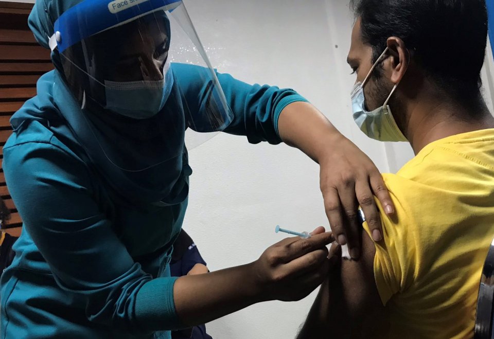 Covid vaccine jahai dheyn Bangladesh ge medical team eh Raajje annanee