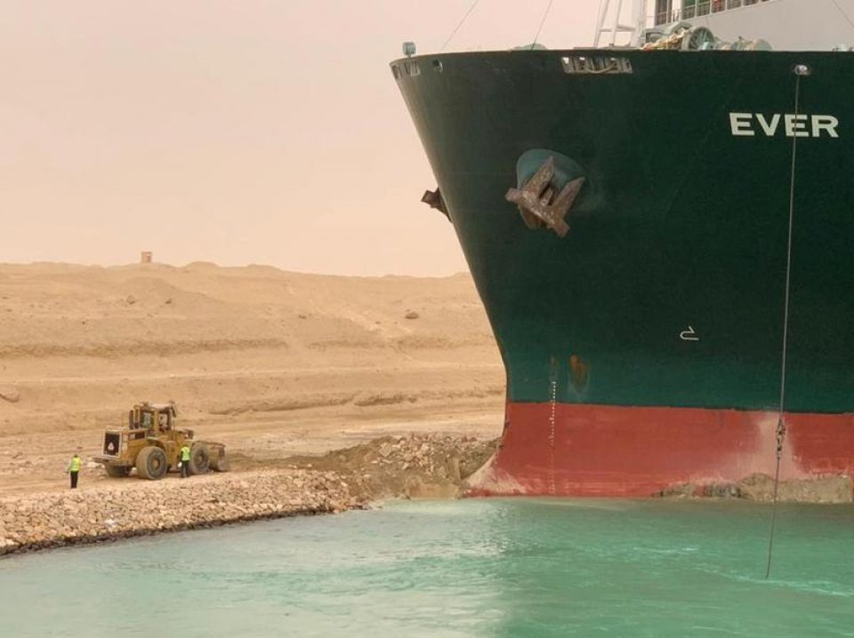 Suez Canal gai thaashivi boat aaeku, bainalaquvaami dhathuru thakah huras elhenee!