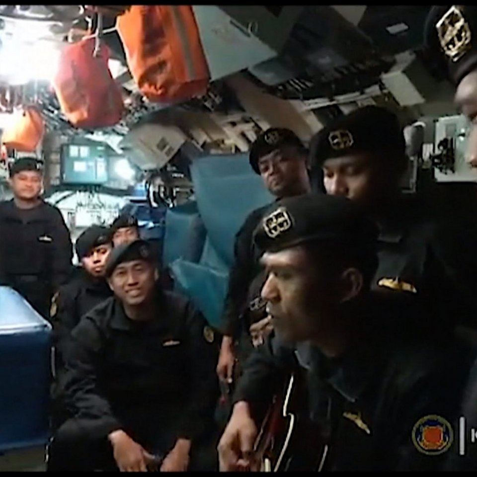 Viral vamundhaa video gai submarine crew bunanee keekay kann engaytha?