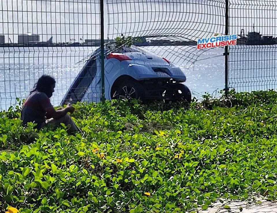 Airport fence falhaala car eh mooda arialhaalaifi