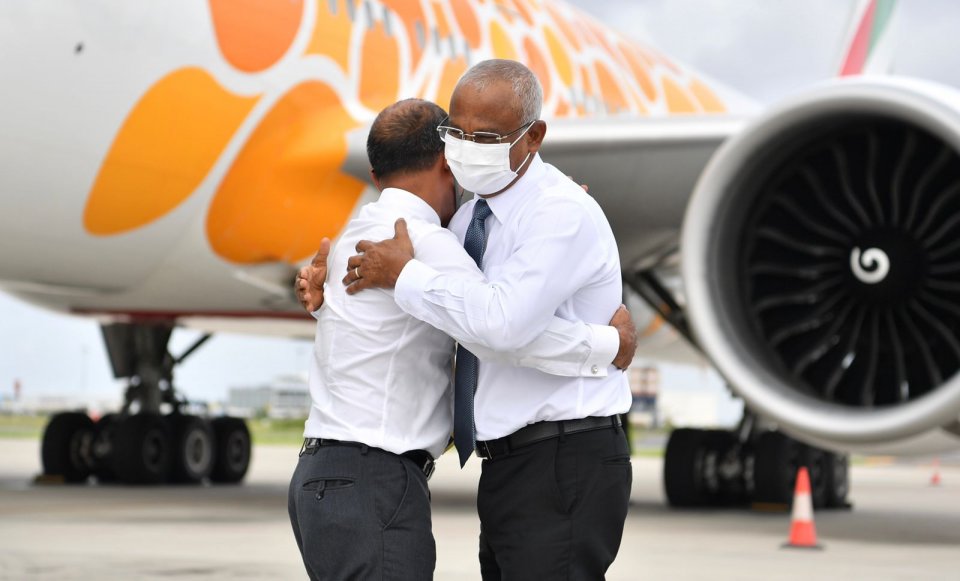 Speaker Nasheed returns home after 5 months, President receives him at airport