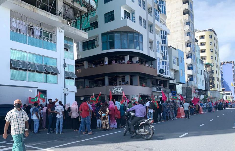 Raees Yameen minivanvun: Supporterun ufalun ronee!