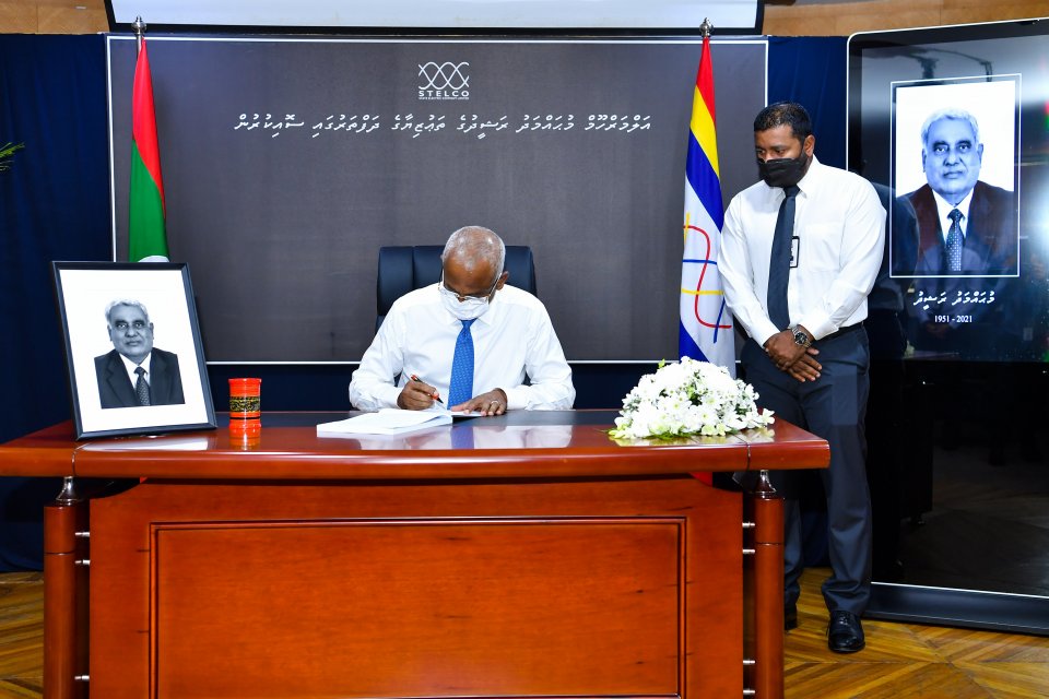 President signs a book of condolences for former Chairman of STELCO