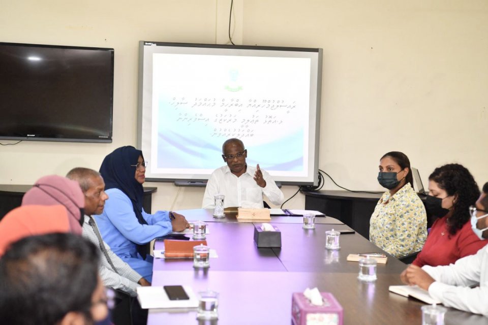 President meets with the faculty of Lhaviyani Atoll EC, listens to their concerns