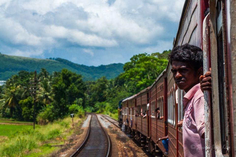 Dhuniyay ge komme thaaku huregenves Lanka rail ticket negidhaane