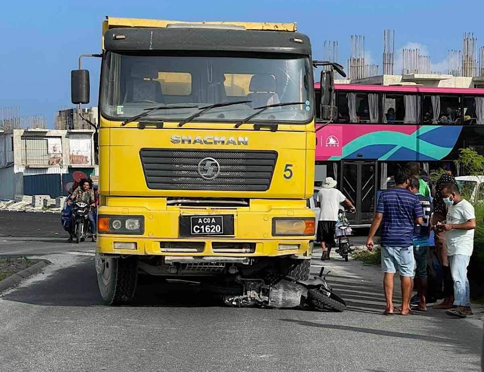 Hulhumalegai heavy vehiclakaai cycleh jehi hingi accidentehgai ahenakah aniyaavejje 