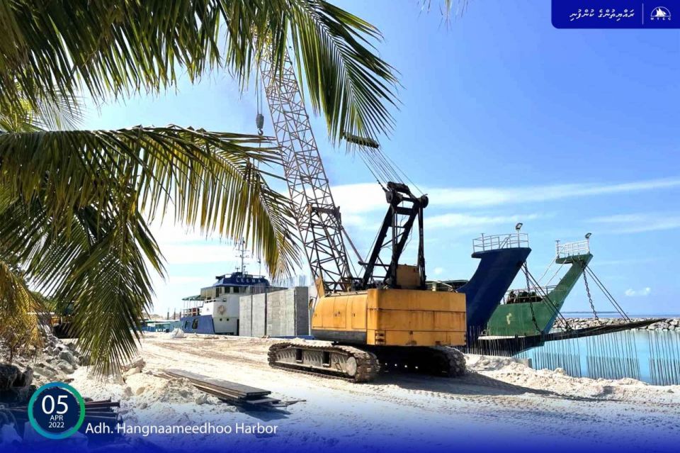 Hagnaameedhoo bandharu: concrete galuge enme fahu shipment site ah