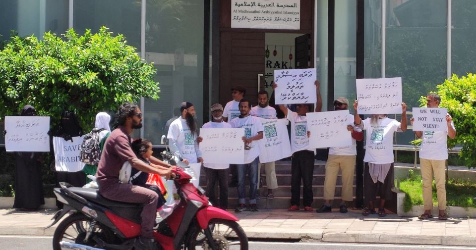 Teacher suspend kurun: Arabiyya schoolge beleniverin ihuthijaaju kuranee