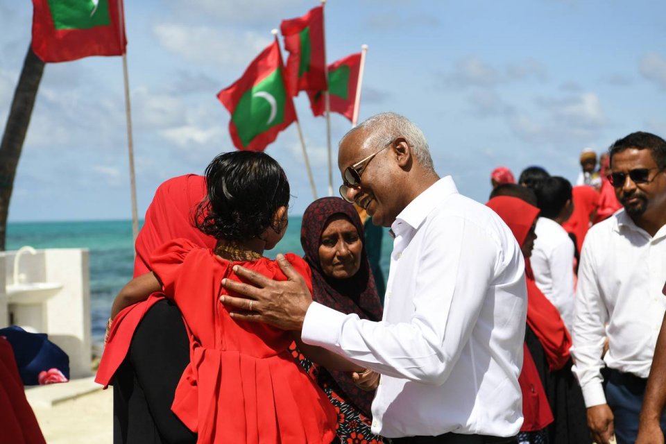 President arrives in Raiymandhoo on the 1st leg of his 5-island trip to Meemu Atoll