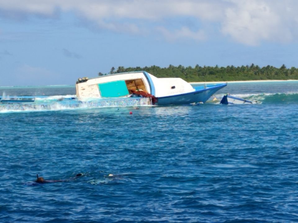 A boat from Gaafaru runs aground a reef with 10 tons of fish catch