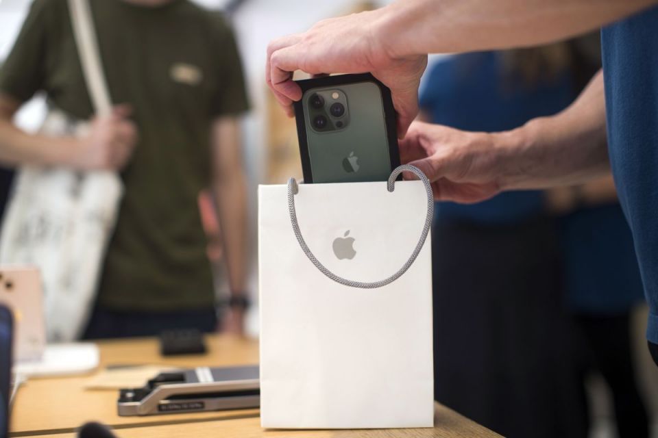 iPhone assemble kuraa enme bodu factory lockdown, phone libun lasvaane: Apple