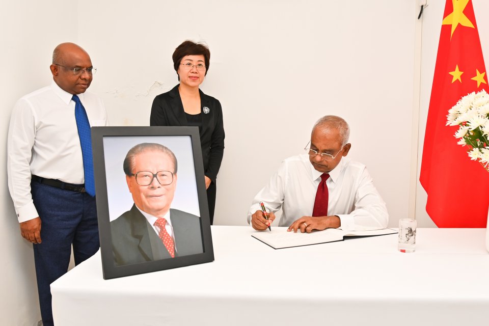 President signs book of condolences for the late Chinese President 