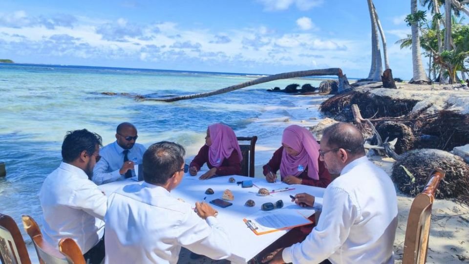 Maamendhoo: Councillors hold meeting at erosion site to alert the govt