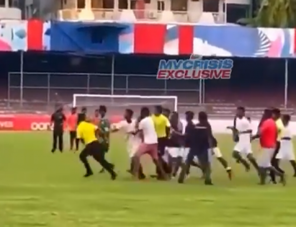 Referee ah hamalaa dhinun: Guraidhoo school team 1 aharah suspend kohffi