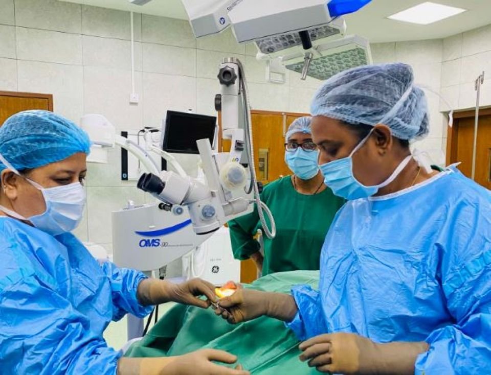 AEH successfully removes an African eye worm from a patient's eye