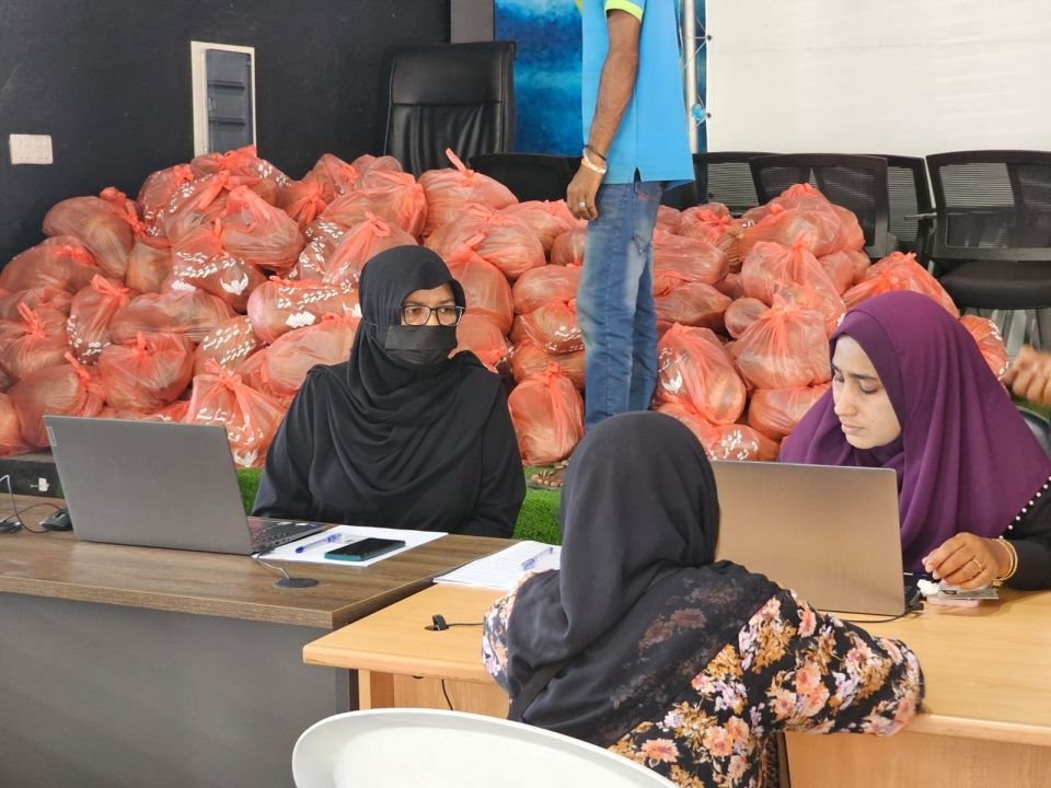 Male' City Council distributes coconut it received from a donor