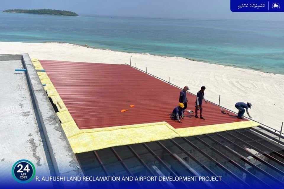 Alifushi airport: Mihaaru kuriyah dhanee alifaan nihvaa imaaraathuge roofing massaikaiy