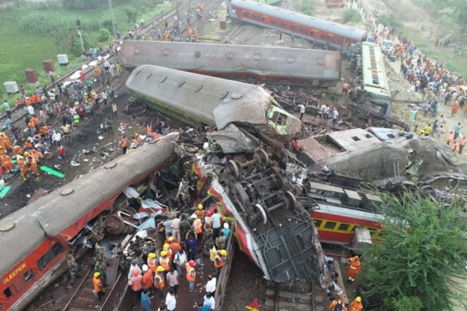 Rail accident: Kuhverivaa enmenah harukashi adhabu dhevaane kamah Modi vidhaalhuvejje