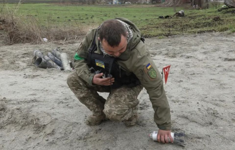 USA in dhin cluster bomb Ukraine in beynun kuran fashaifi