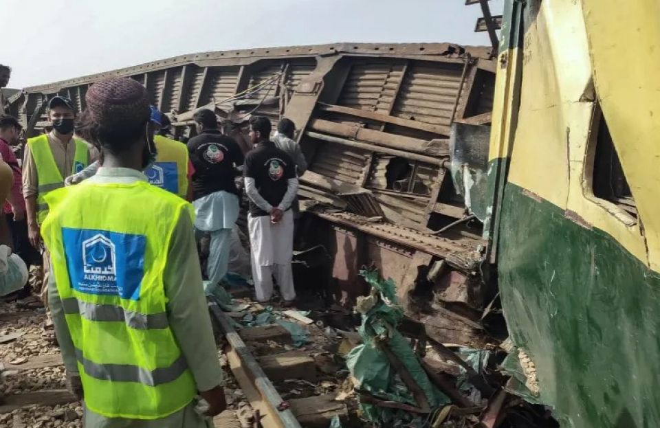 Rail accident ehgai Pakistan gai 15 meehaku mauvejje