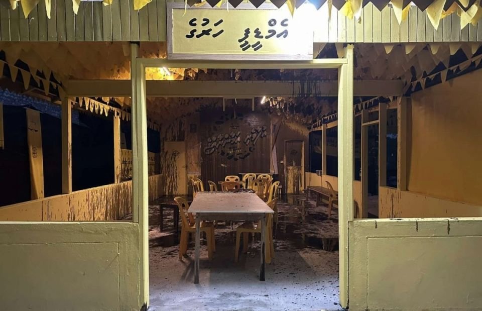 Crude oil thrown at MDP party office in Hondedhoo, police investigates