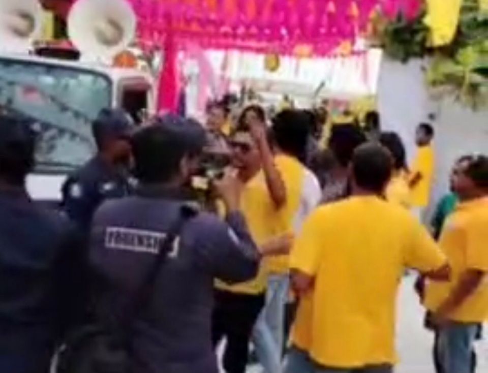 Velidhoo gai Muizzu ge campaign ah MDP activist in huras alhaifi