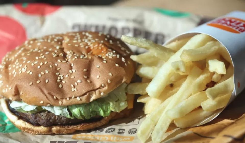 Burger King in photo dhakka boduminugai burger nulibeythee meehaku dhauvaakohffi