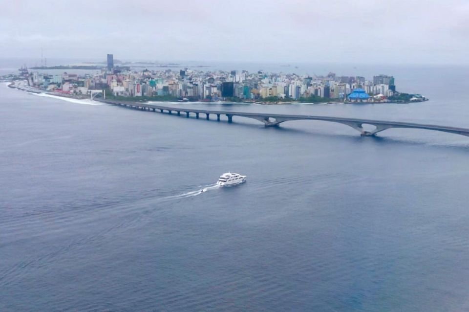 Police arrest 37-year-old who attempted to jump from the Sina Male' Bridge