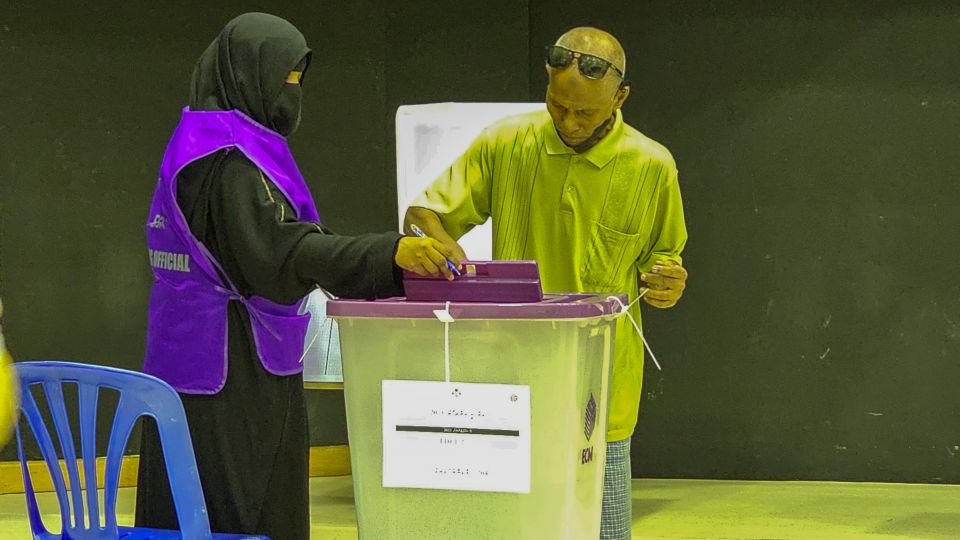 India gai ithuru vote fottakaa eku Raajjein  beyrugai 9 fotteh bahattanee